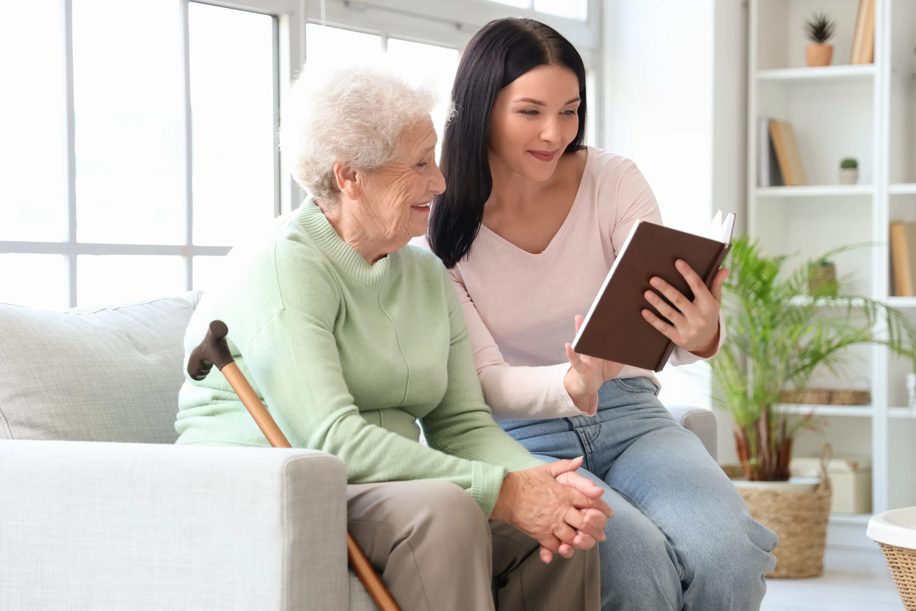Beraterin liest mit einer Seniorin